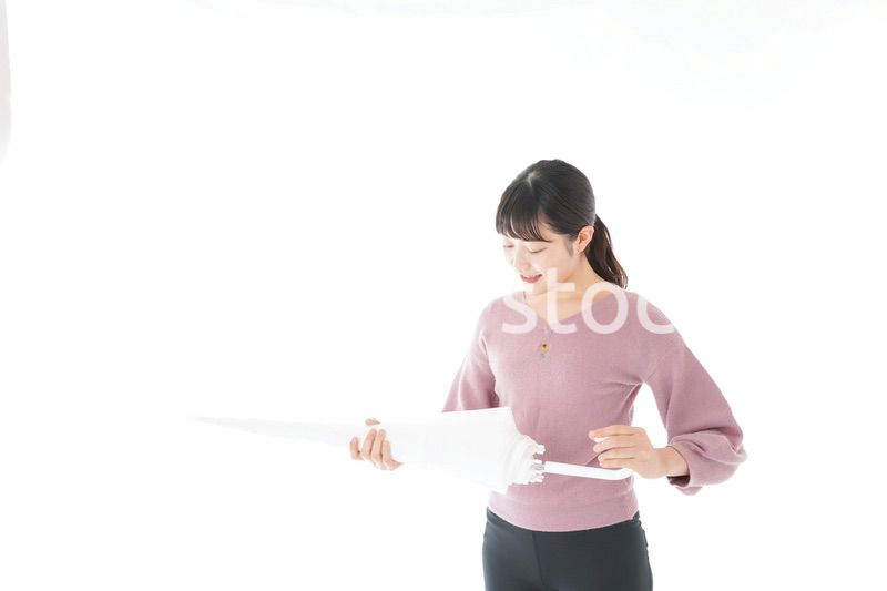 傘をさす若い女性