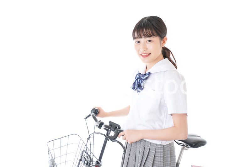 自転車通学をする若い女子学生