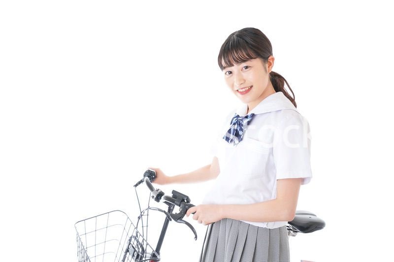 自転車通学をする若い女子学生