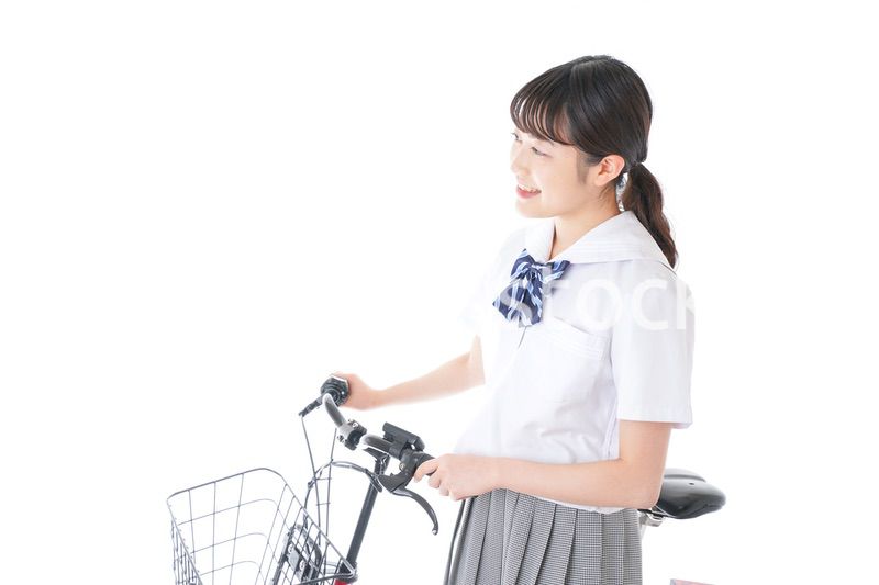 自転車通学をする若い女子学生