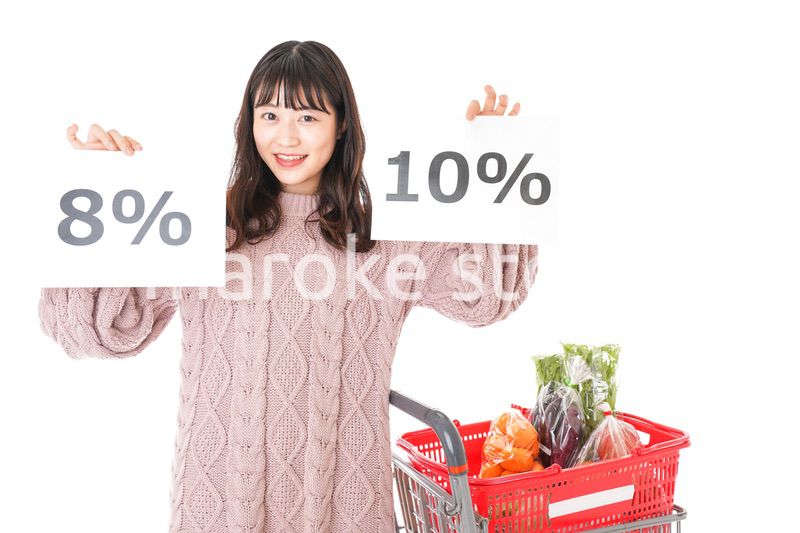 スーパーで買い物をする若い女性