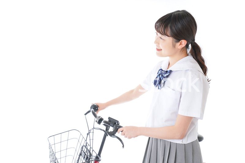 自転車通学をする若い女子学生