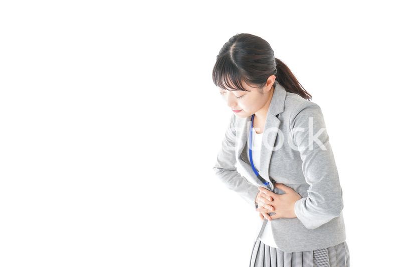 腹痛で苦しむ若いキャリアウーマン