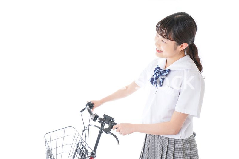 自転車通学をする若い女子学生
