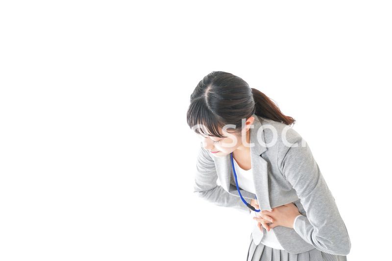 腹痛で苦しむ若いキャリアウーマン