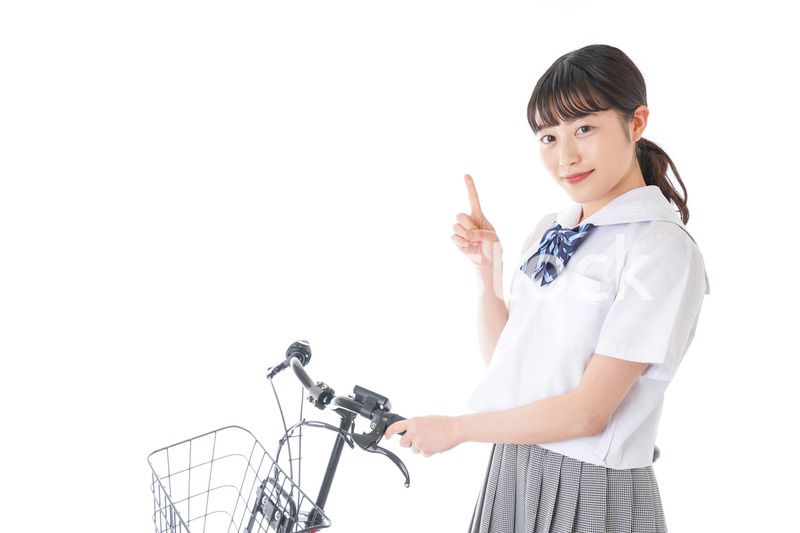 自転車通学をする若い女子学生
