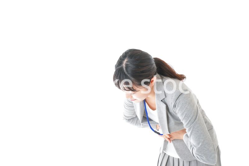 腹痛で苦しむ若いキャリアウーマン