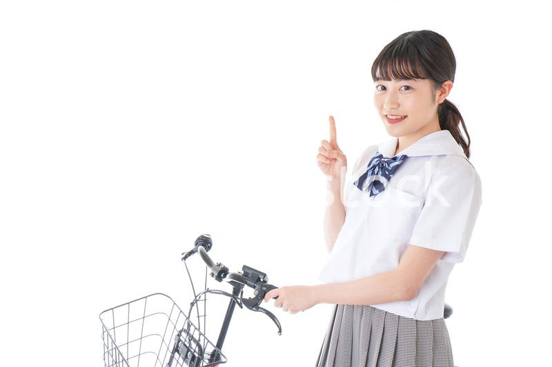 自転車通学をする若い女子学生