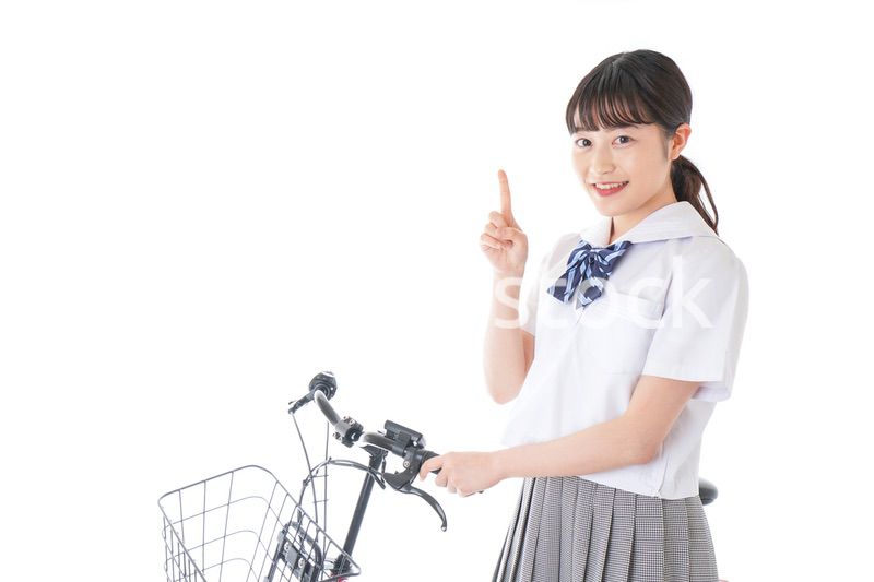 自転車通学をする若い女子学生