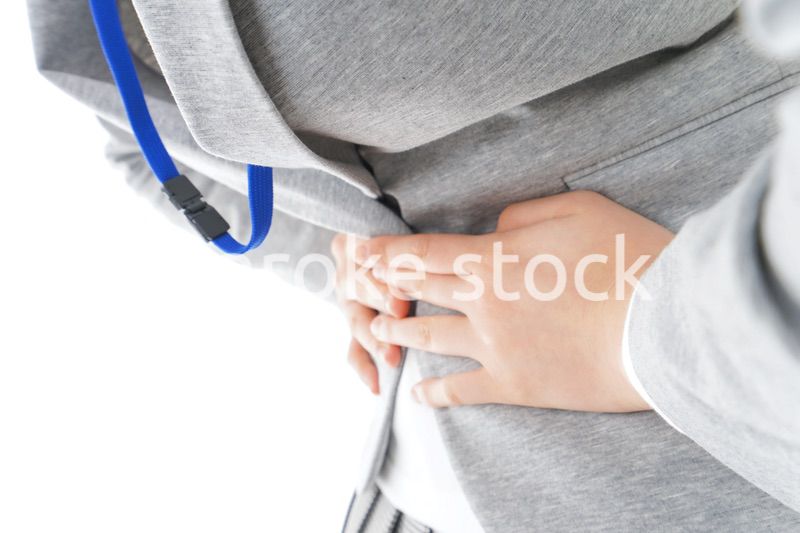 腹痛で苦しむ若いキャリアウーマン