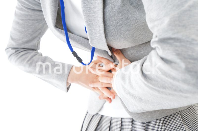 腹痛で苦しむ若いキャリアウーマン