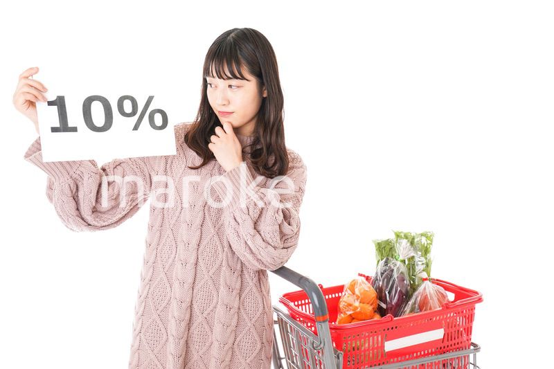 スーパーで買い物をする若い女性
