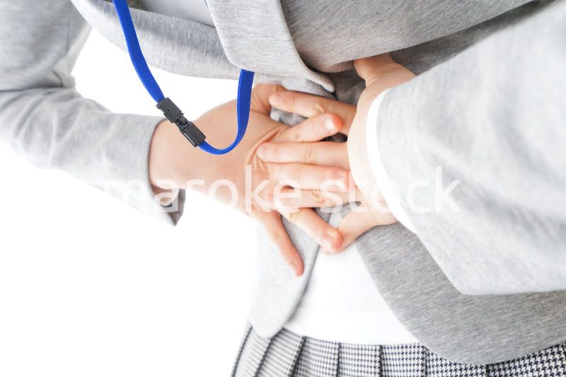腹痛で苦しむ若いキャリアウーマン