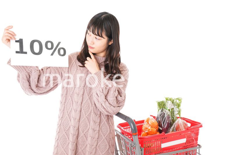 スーパーで買い物をする若い女性