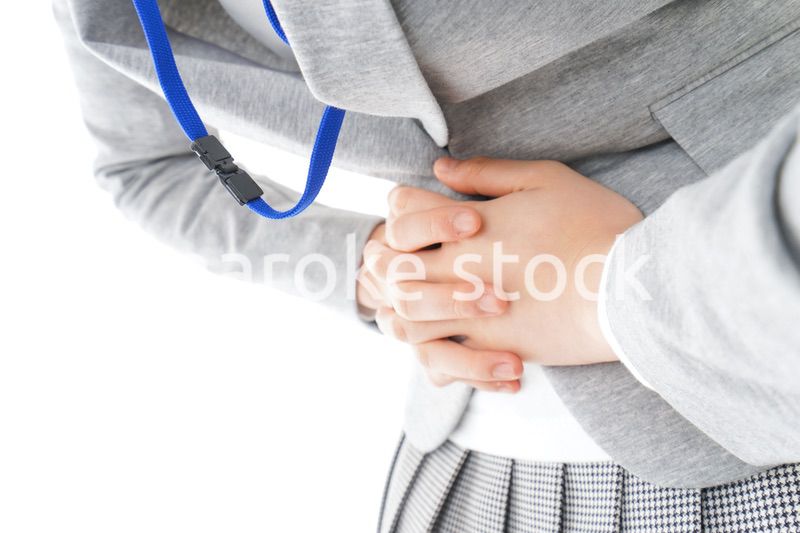 腹痛で苦しむ若いキャリアウーマン