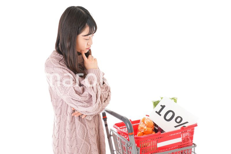 スーパーで買い物をする若い女性