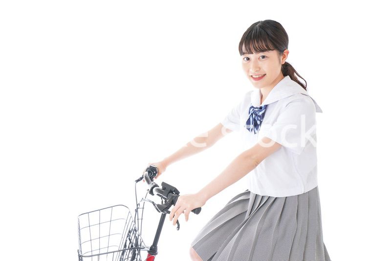 自転車通学をする若い女子学生
