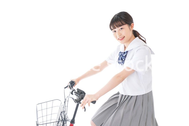 自転車通学をする若い女子学生