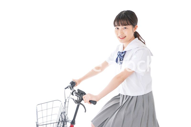 自転車通学をする若い女子学生