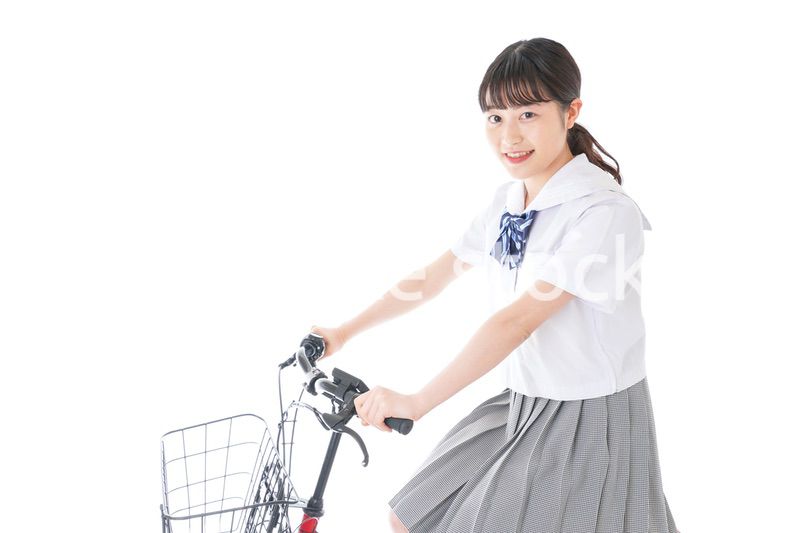 自転車通学をする若い女子学生