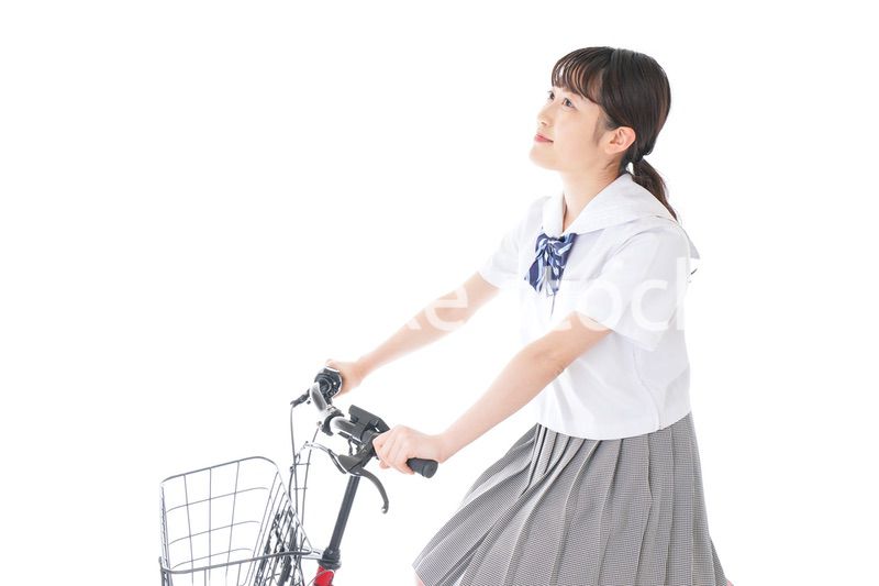 自転車通学をする若い女子学生