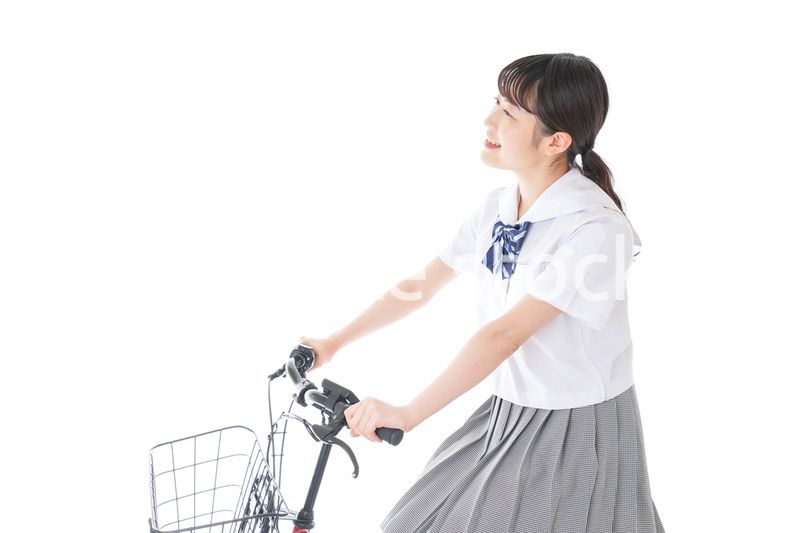自転車通学をする若い女子学生