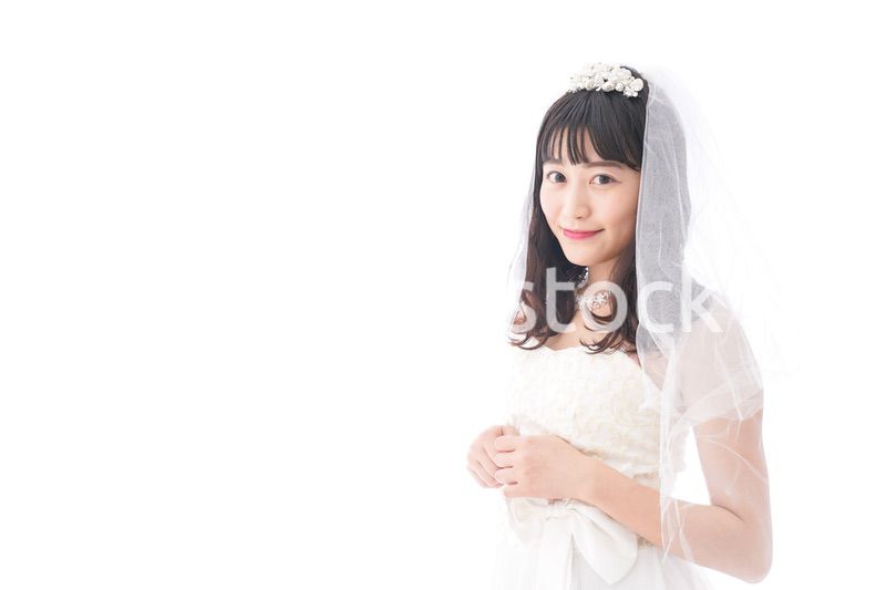 ドレスを着た笑顔の花嫁