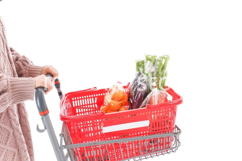 食料品の買い物をする若い女性