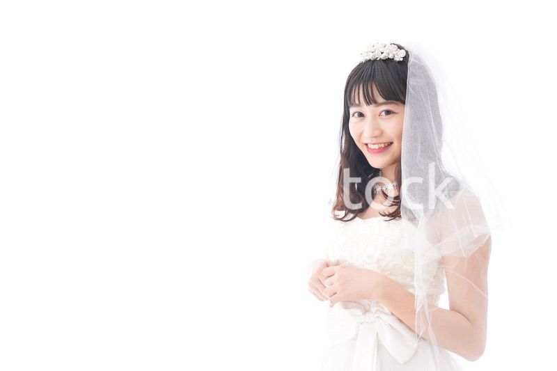 ドレスを着た笑顔の花嫁