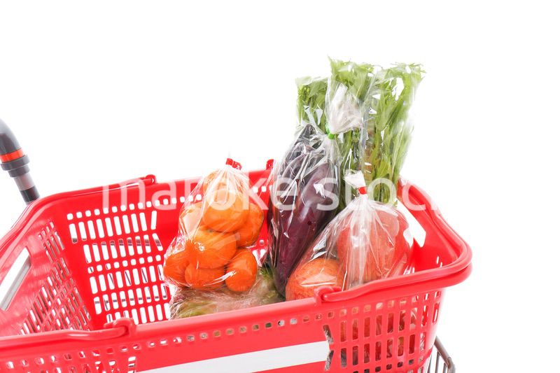 食料品の買い物をする若い女性