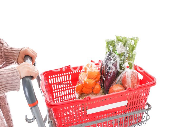 食料品の買い物をする若い女性