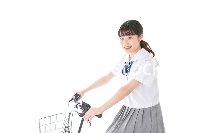 自転車通学をする若い女子学生