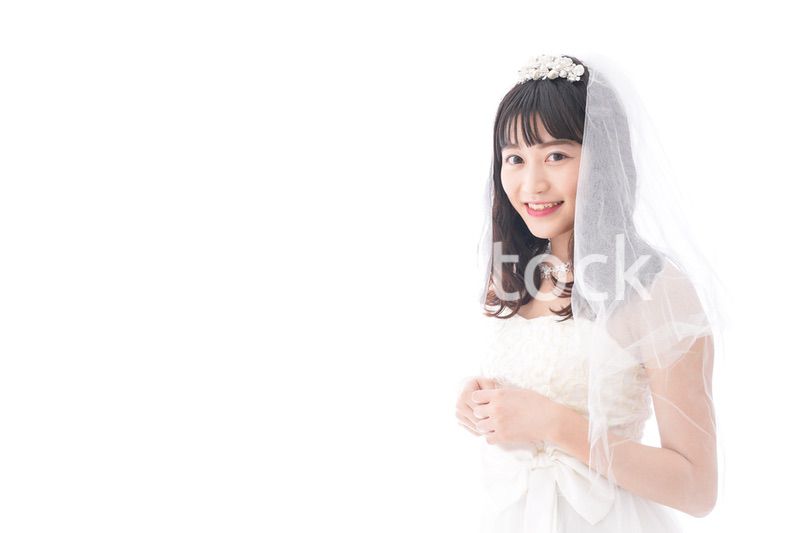 ドレスを着た笑顔の花嫁