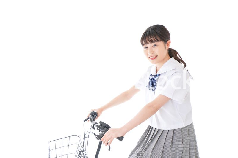 自転車通学をする若い女子学生