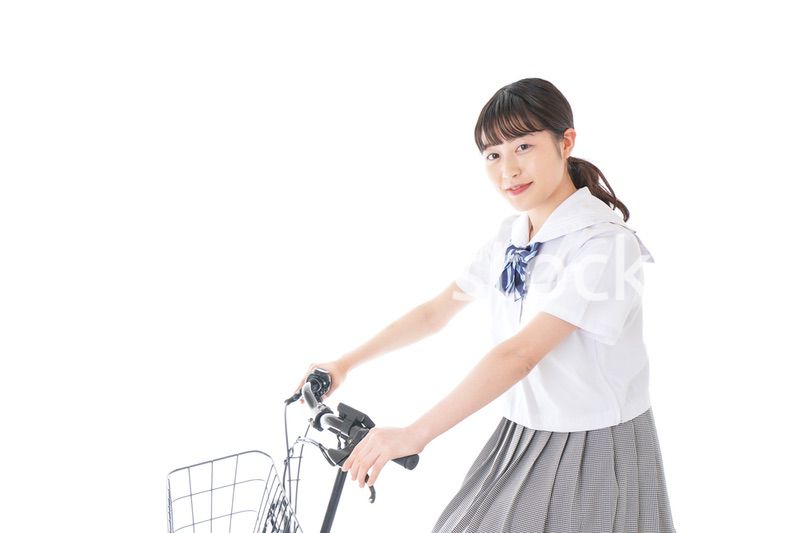 自転車通学をする若い女子学生