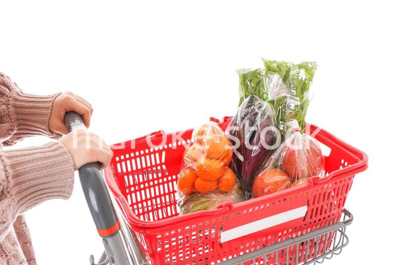 スーパーで買い物をする若い女性