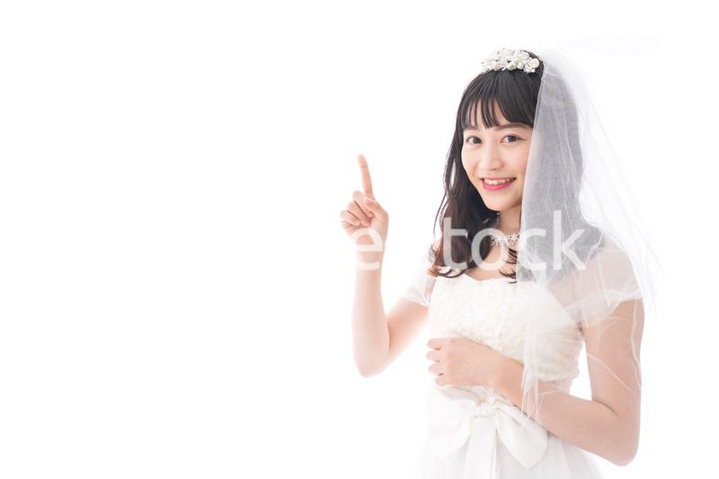 紹介をするドレス姿の花嫁