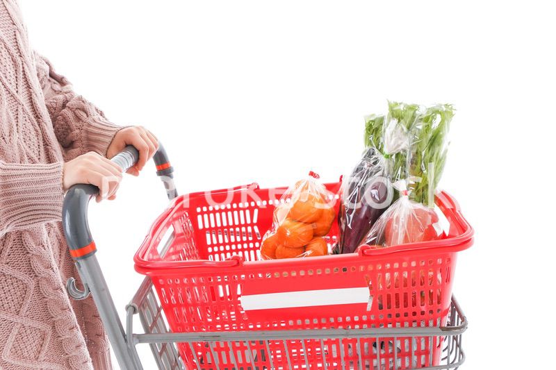 食料品の買い物をする若い女性