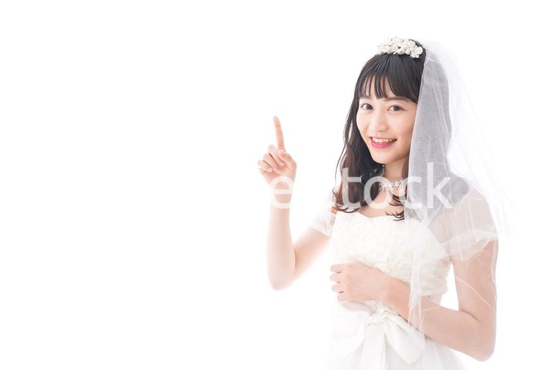 紹介をするドレス姿の花嫁