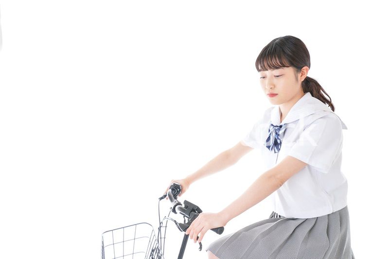 自転車通学をする若い女子学生