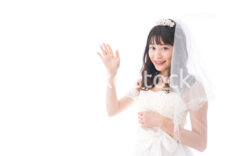 紹介をするドレス姿の花嫁