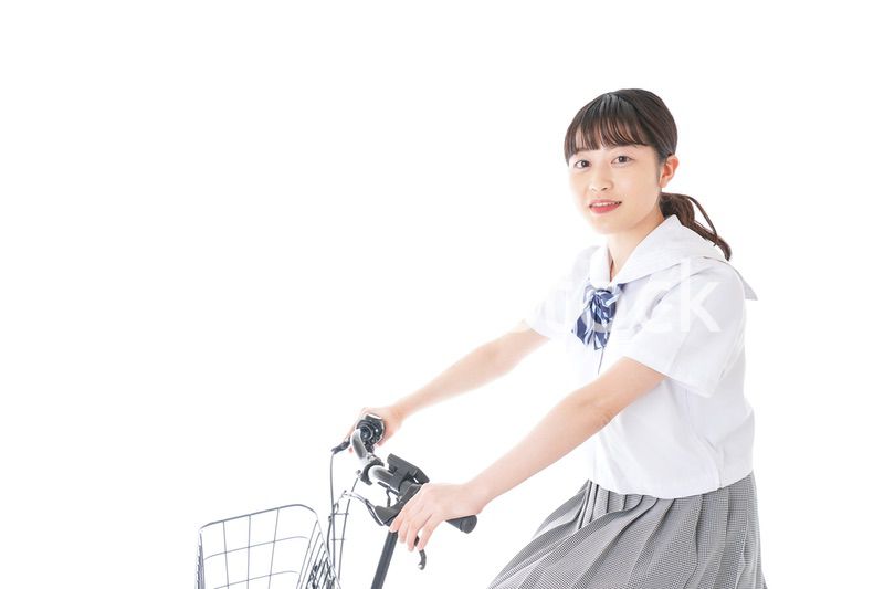 自転車通学をする若い女子学生