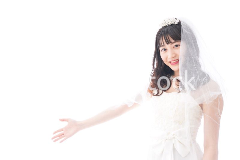 紹介をするドレス姿の花嫁