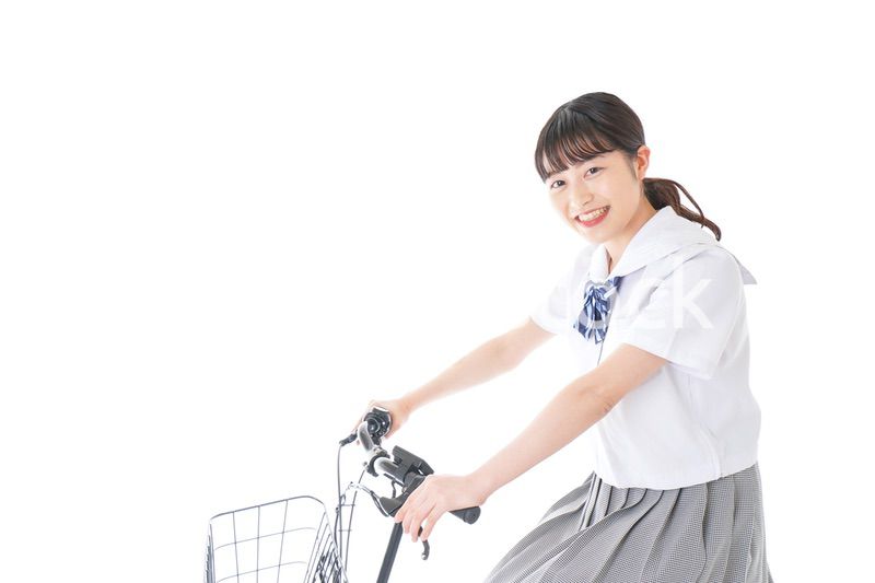 自転車通学をする若い女子学生