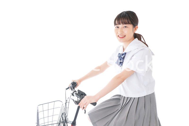 自転車通学をする若い女子学生