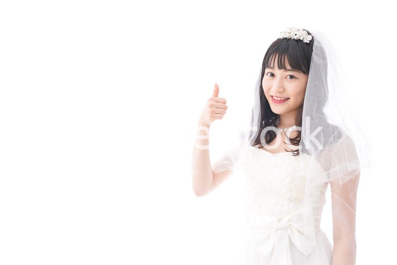 OKサインをするドレス姿の花嫁