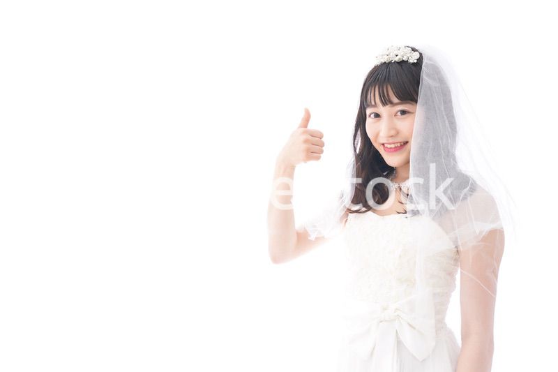 OKサインをするドレス姿の花嫁