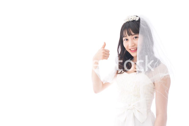 OKサインをするドレス姿の花嫁