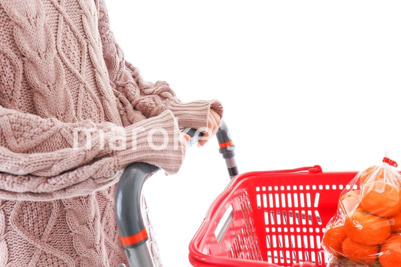 食料品の買い物をする若い女性