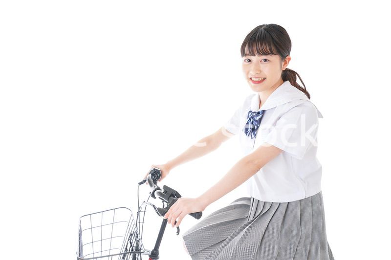 自転車通学をする若い女子学生